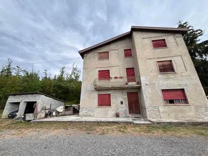Casa con 6 locali in vendita in Bettola