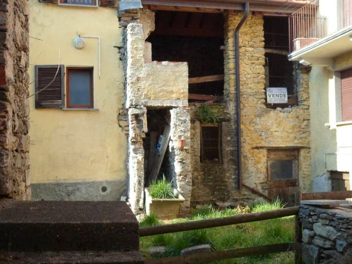 Casa quadrilocale in vendita in Via Metaldi, Colmegna, Luino
