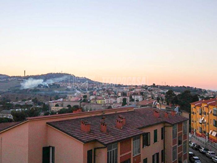 Appartamento quadrilocale in vendita in Via Camerano, Le Grazie, Ancona