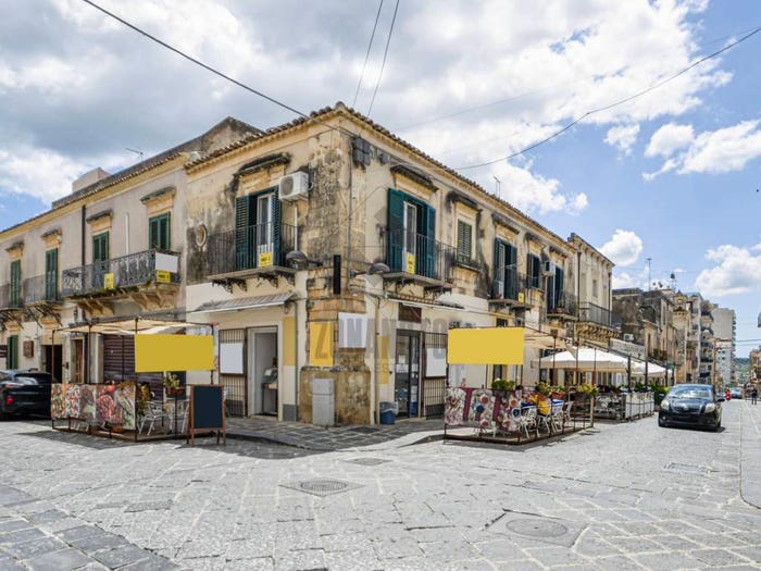 Appartamento con 6 locali in vendita in Via Salvatore la Rosa, Centro, Noto