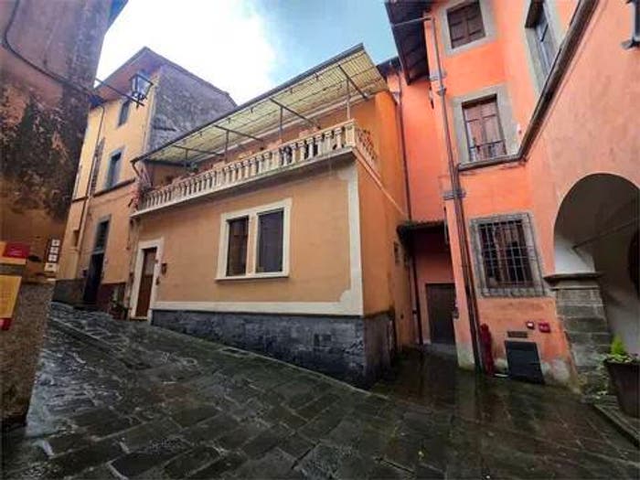 Casa con 6 locali in vendita in Via Cavour No Number, Centro, Gallicano