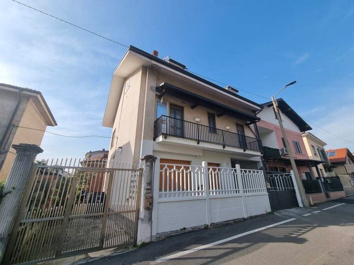 Casa trilocale in vendita in Via Bellaria, Centro, Limbiate