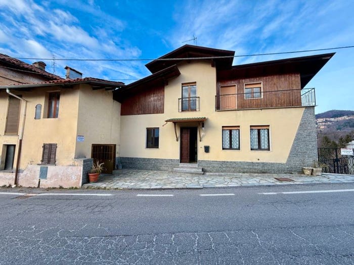 Casa con 6 locali in vendita in Via Tenente Umberto Florio, Bioglio