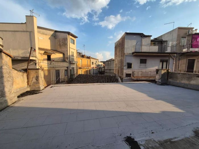 Appartamento con 6 locali in vendita in Via Russo, Paternò
