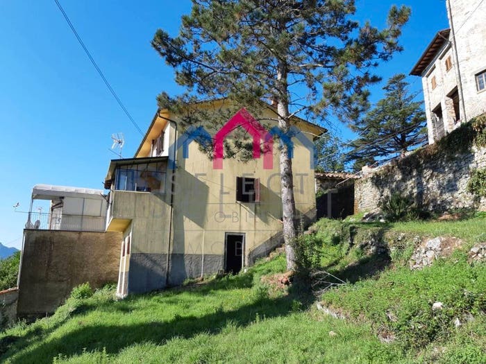 Casa quadrilocale in vendita in Borgo a Mozzano
