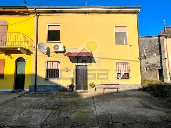 Casa quadrilocale in vendita in VIAMONTICELLI SANTI, Centro, Monticelli d'Ongina