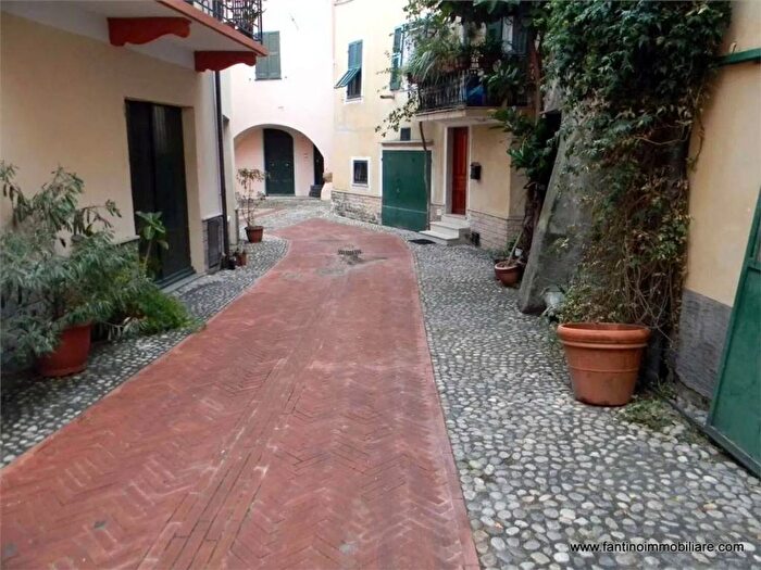 Appartamento quadrilocale in vendita in Piazza San Martino SNC, Centro, Toirano