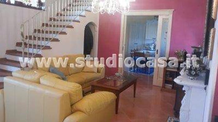 Casa con 5 locali in vendita in Lungomare Capocolonna, Crotone