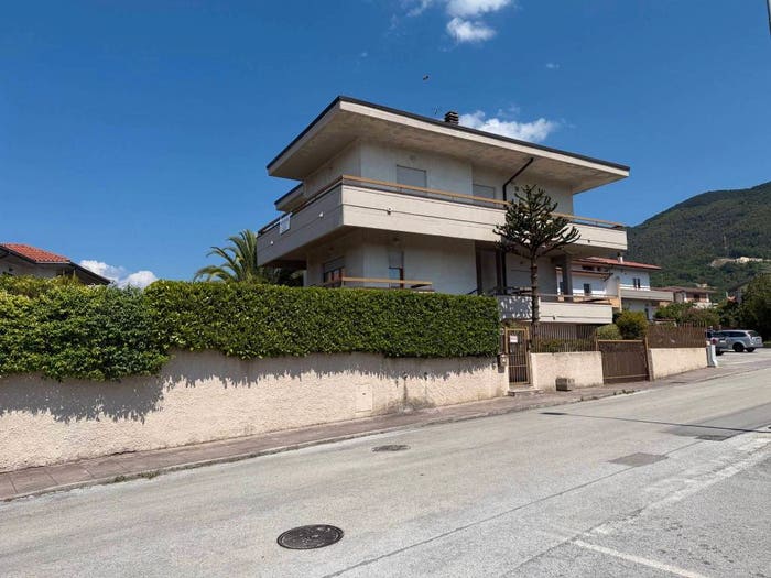 Casa con 6 locali in vendita in Viale Ippocrate, Centro, Pesche