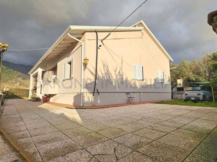 Casa con 5 locali in vendita in via tavola, Castagnola, Massa