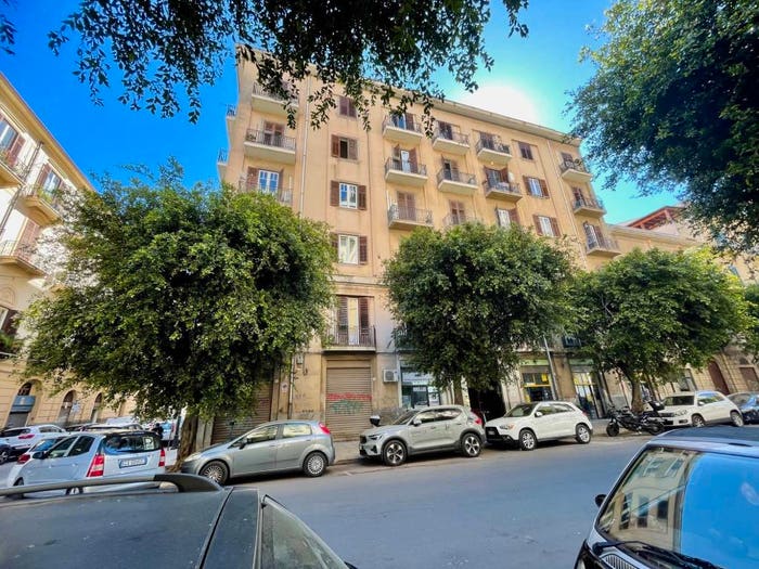 Appartamento con 6 locali in vendita in Via Sammartino, Politeama Ruggiero Settimo, Palermo