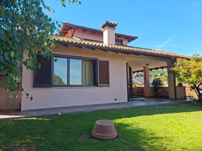 Casa con 6 locali in vendita in Via Per Ghevio, Meina