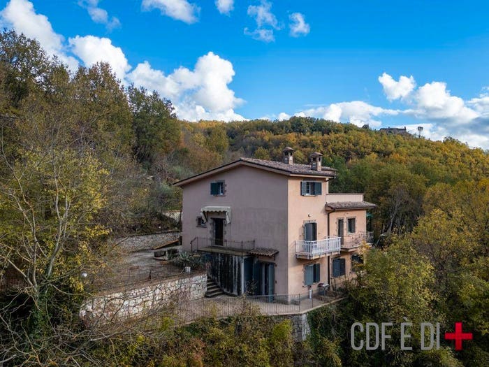 Casa quadrilocale in vendita in Via Sorgente Santa Susanna, Centro, Rivodutri