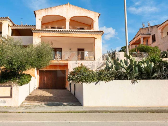 Casa quadrilocale in vendita in Via Raimondo Chiodino, Arzachena Paese, Arzachena