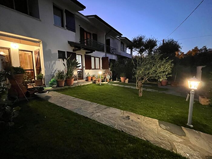Casa con 5 locali in vendita in Pietrasanta