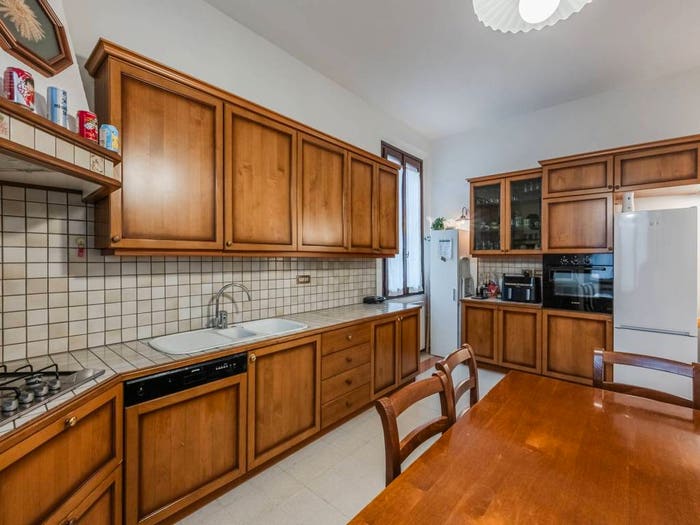 Appartamento quadrilocale in vendita in Via San Martino, Centro Storico, Modena