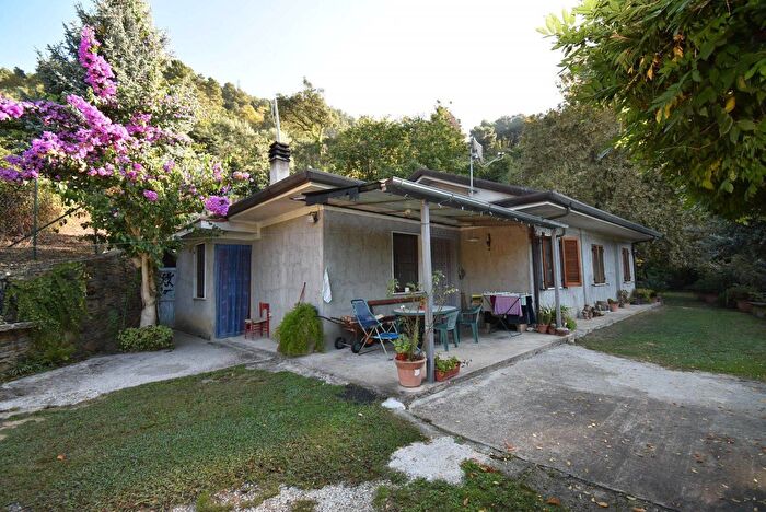 Casa quadrilocale in vendita in Via Albetreta, Pietrasanta