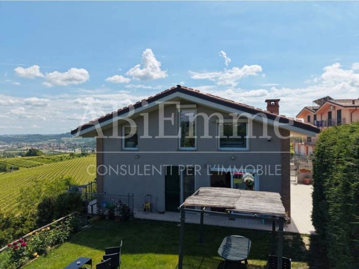 Casa con 6 locali in vendita in Via San Defendente, Govone