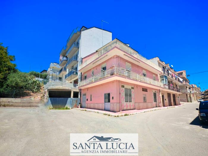 Casa con 6 locali in vendita in Via Salvatore Quasimodo, Canicattì