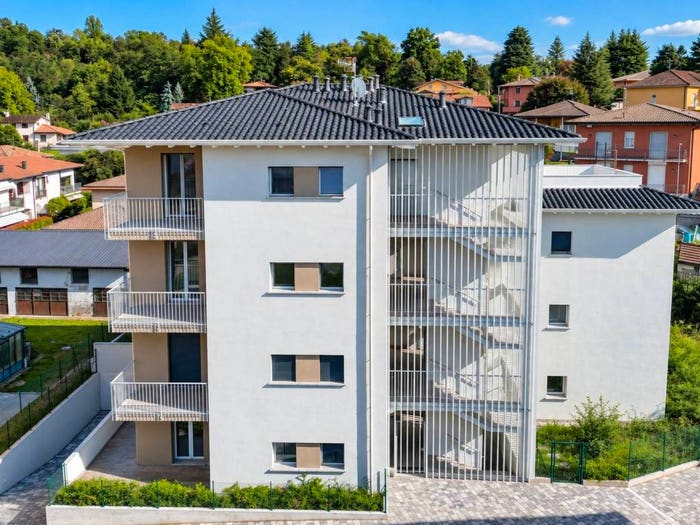 Appartamento quadrilocale in vendita in Via Aprile, Buguggiate