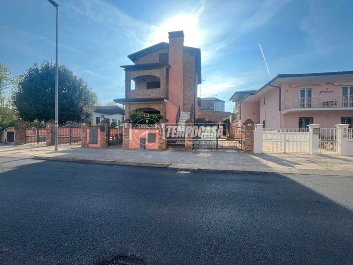 Casa quadrilocale in vendita in Via Caiazzo Porto Garibaldi C, Porto Garibaldi, Comacchio
