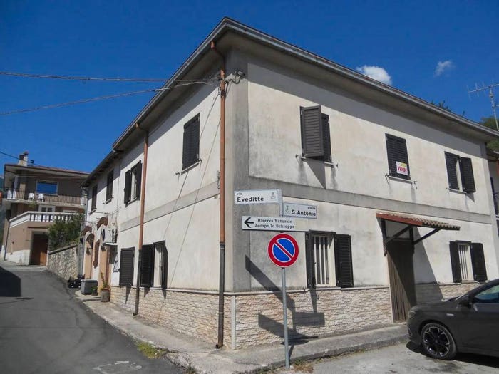 Casa con 6 locali in vendita in Piazza Sant'Antonio, La Grancia, Morino