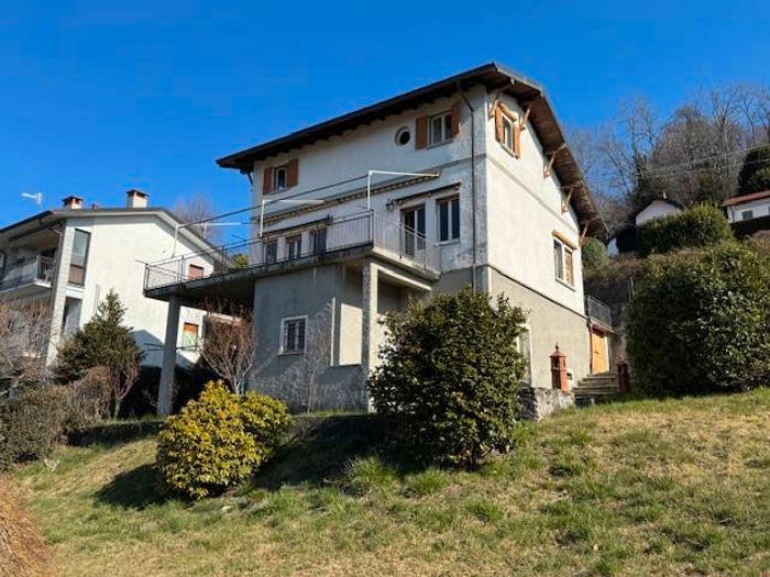 Casa con 6 locali in vendita in Via Guglielmo Marconi, Agra
