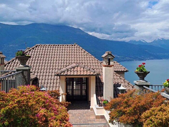Casa con 6 locali in vendita in Strada di Biosio, Bellano