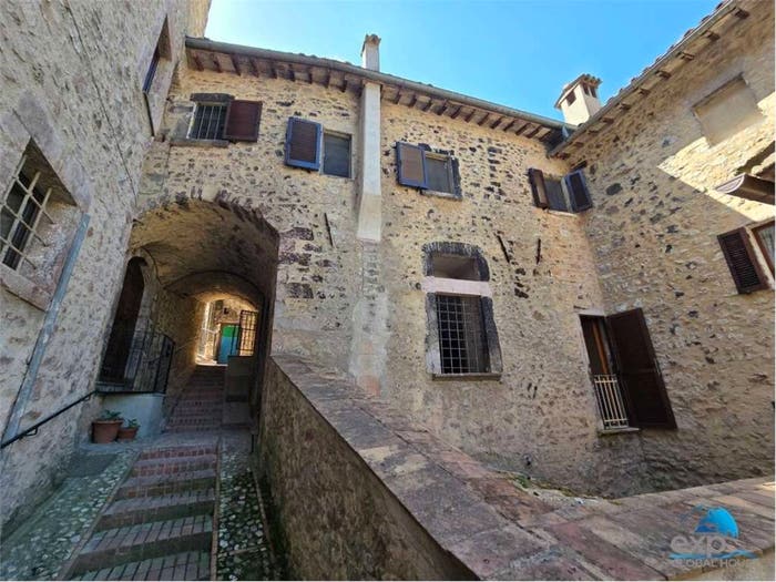Casa con 6 locali in vendita in Centro, Scheggino