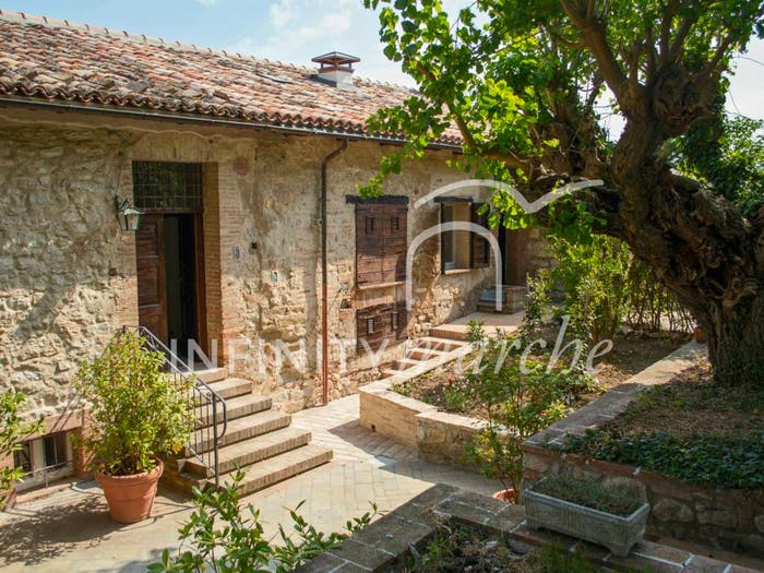 Casa con 6 locali in vendita in Località Lancianello, Pioraco