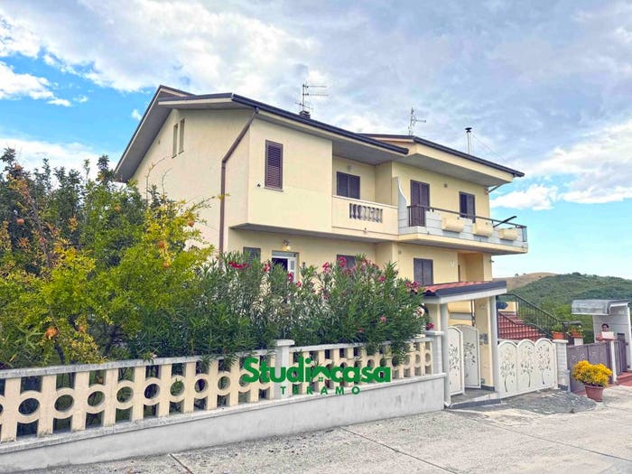 Casa con 5 locali in vendita in Strada Statale Piceno Aprutina, Campovalano, Campli