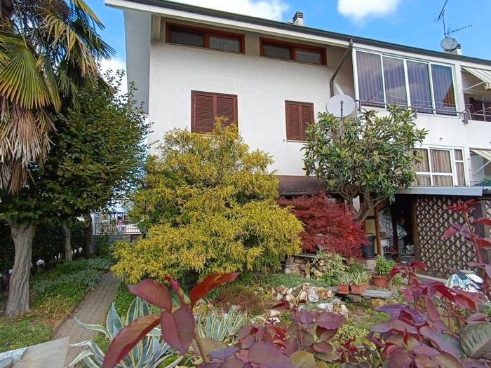 Casa con 6 locali in vendita in Via Circonvallazione, Front