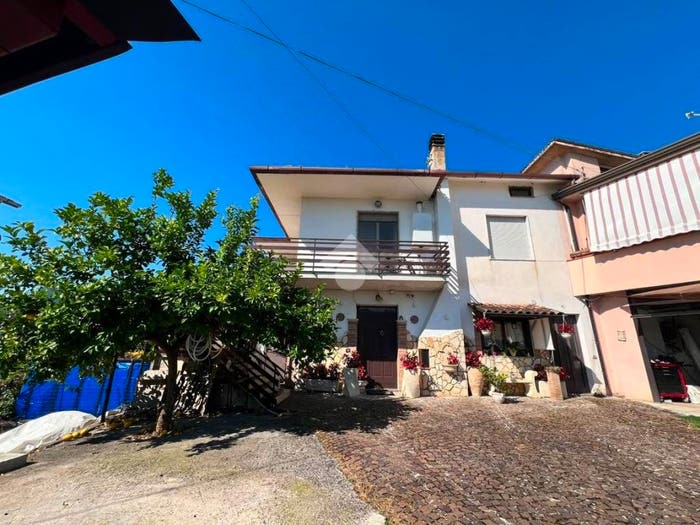 Appartamento con 5 locali in vendita in Via Guardia, Sant'Andrea del Garigliano