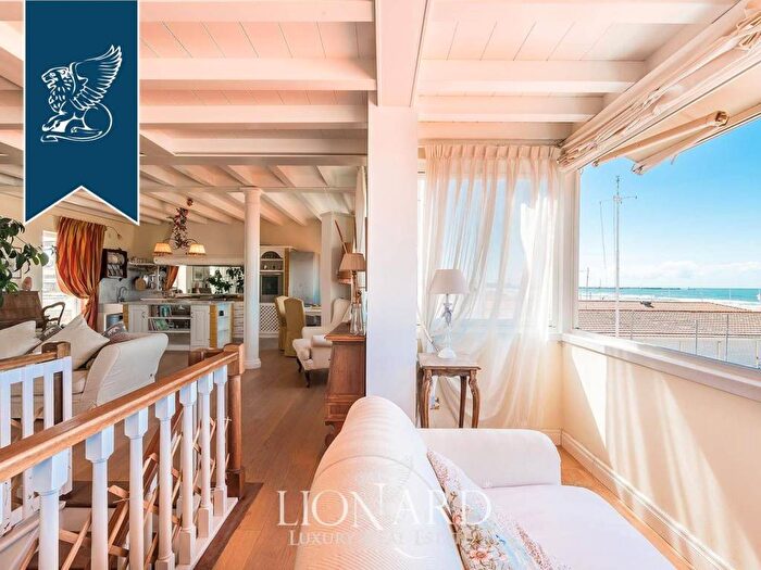 Appartamento con 6 locali in vendita in Viareggio