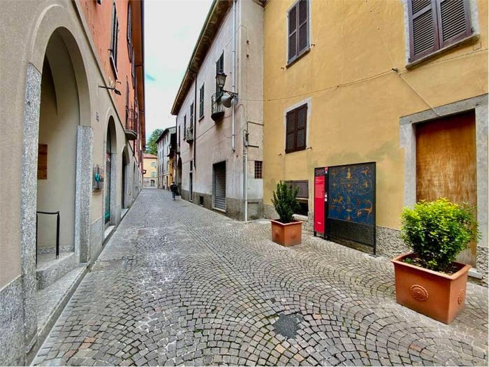 Casa con 6 locali in vendita in Via Conte Camillo Benso di Cavour, Centro, Oggiono