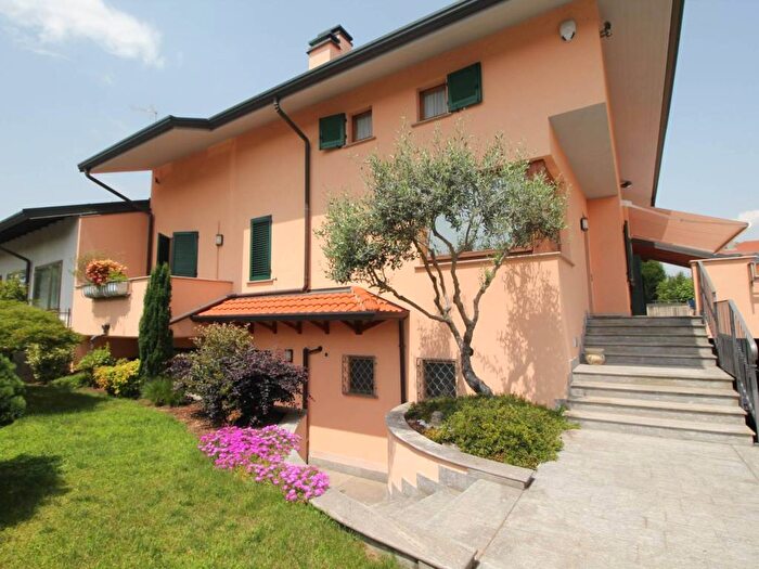 Casa con 6 locali in vendita in Via Lazio, Ravello Villastanza Villapia, Parabiago