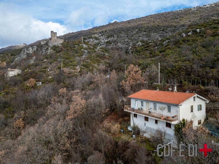 Casa con 6 locali in vendita in Via Madonna del Poggio, Fiamignano