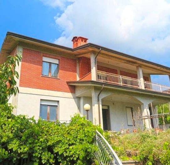 Casa con 6 locali in vendita in Bagnone