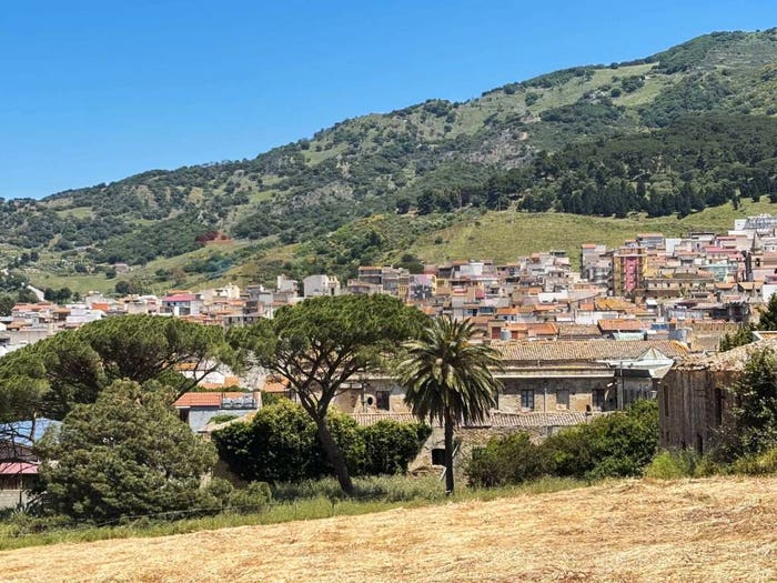 Casa con 6 locali in vendita in Largo Papa Giovanni XXII, Montemaggiore Belsito