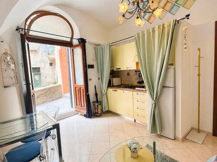 Appartamento bilocale in vendita in Piazza dell'Oro, Centro, Finale Ligure