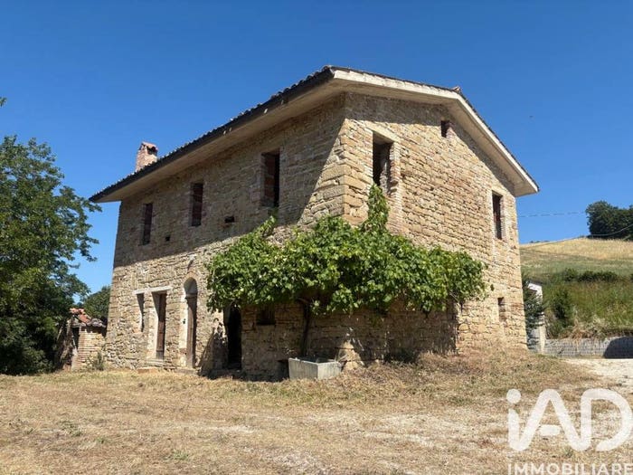 Casa con 6 locali in vendita in Località Vallimestre, San Ginesio