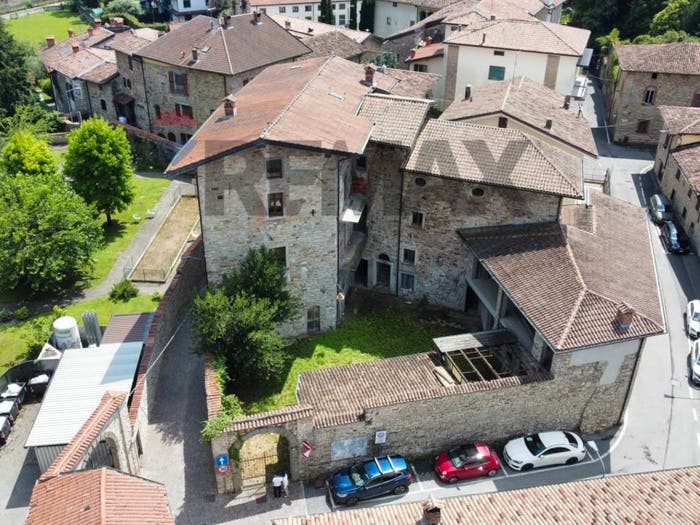 Casa con 6 locali in vendita in via Guarneri, Gorlago