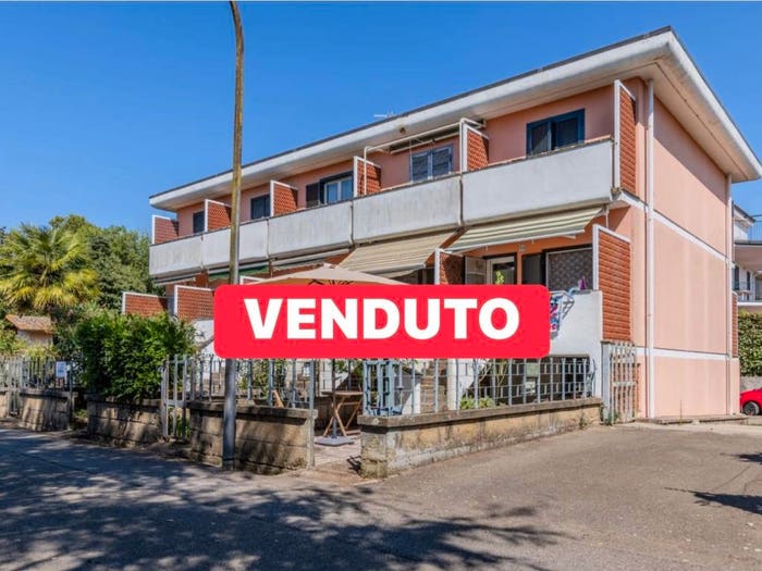 Casa quadrilocale in vendita in Via dei Glicini, Capodimonte