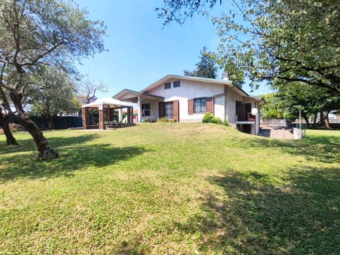 Casa con 5 locali in vendita in Via Enrico Toti, Centro, Caronno Pertusella