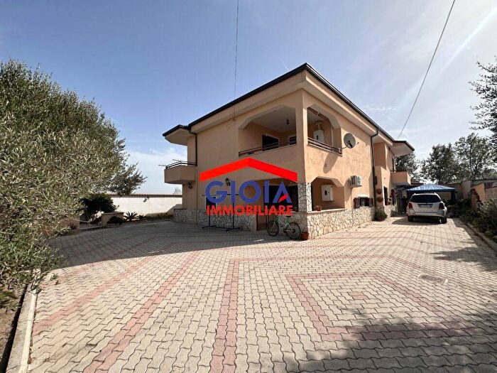 Casa con 15 locali in vendita in Viale Europa, Cancello Ed Arnone