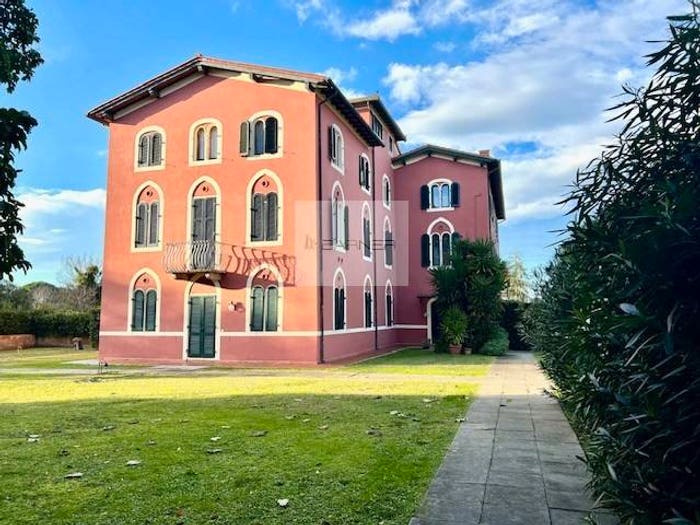 Appartamento con 5 locali in vendita in Via Montecassino, Lido di Camaiore, Camaiore