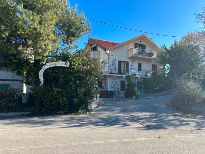 Casa con 6 locali in vendita in Contrada Montupoli Avenna, Miglianico