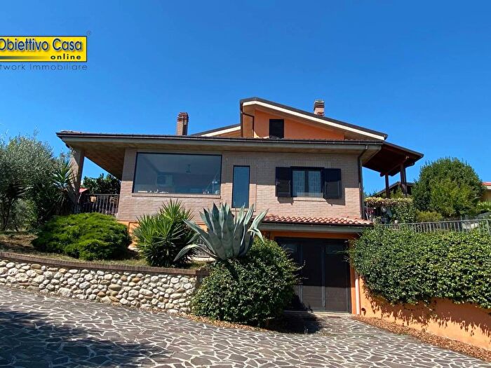 Casa con 6 locali in vendita in frazione cannelli, Teramo
