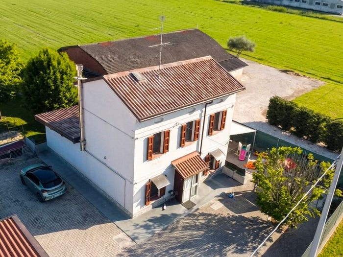 Casa con 6 locali in vendita in Via Giuseppe Garibaldi, Centro, Moglia