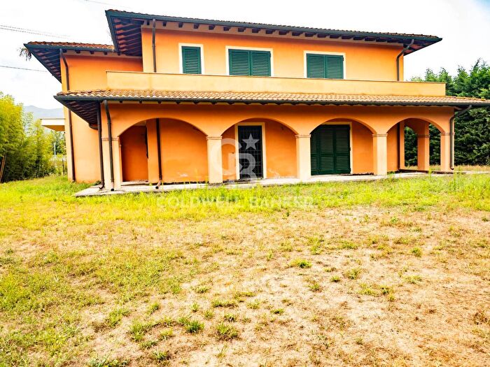 Casa con 15 locali in vendita in Via FLli Rosselli, Forte Dei Marmi